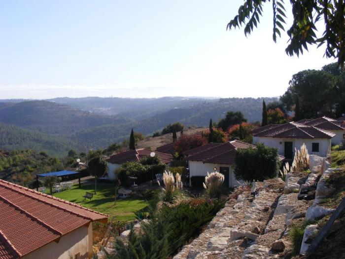 shoresh green hills family suites hotel