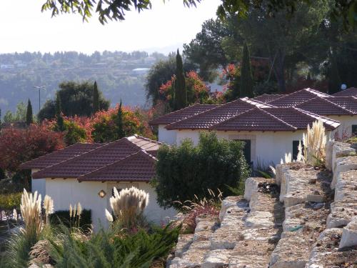 shoresh green hills family suites hotel