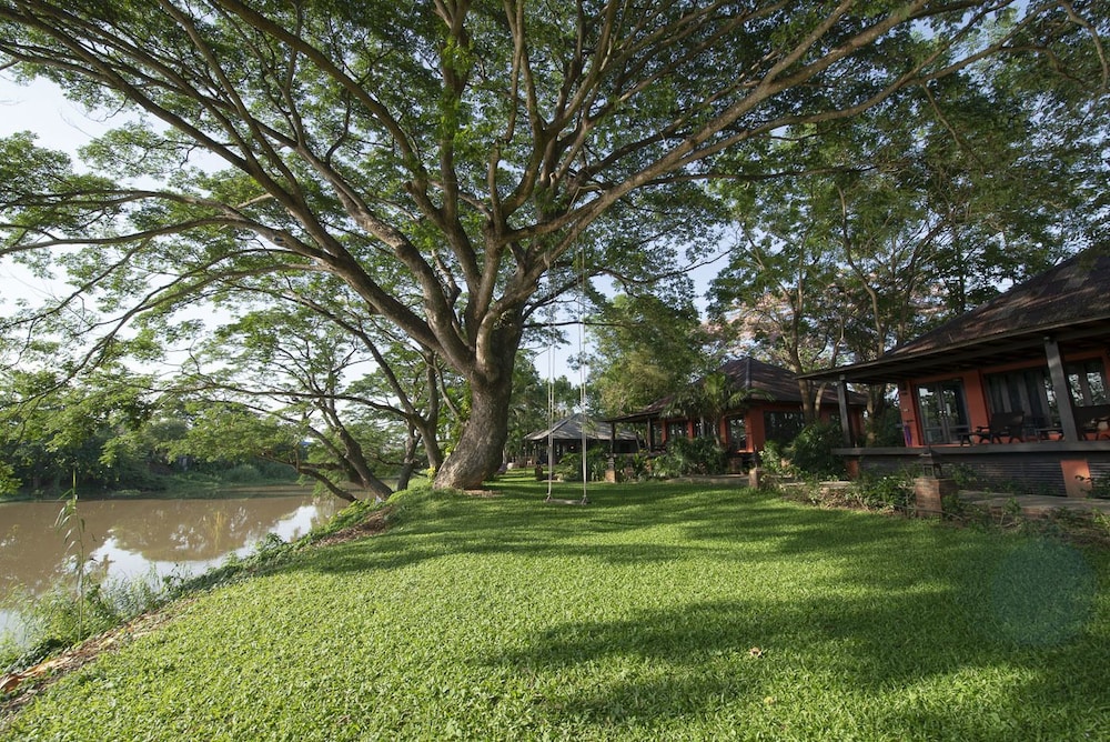 baannamping riverside village