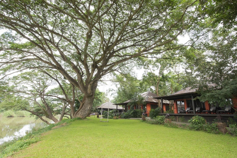 baannamping riverside village