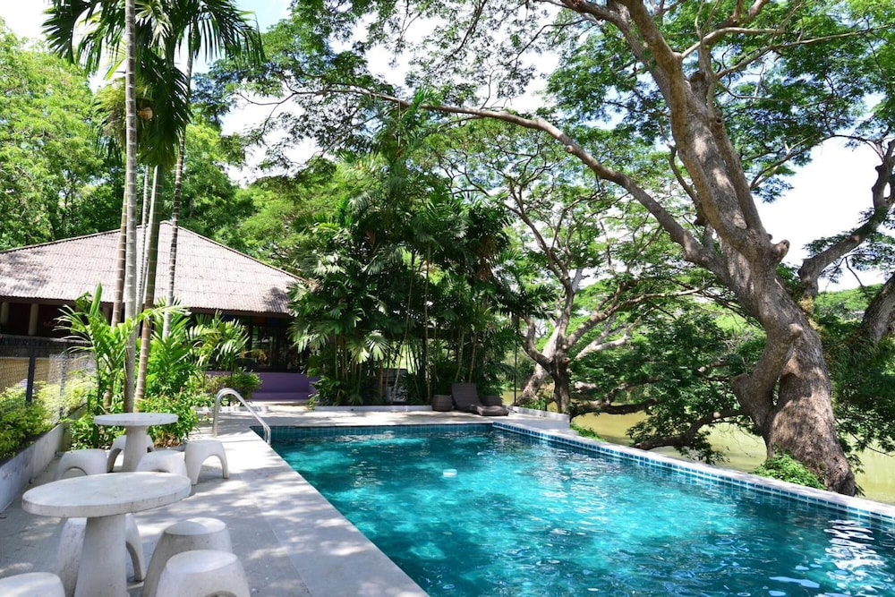 baannamping riverside village
