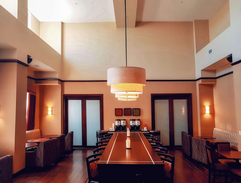 hampton inn and suites by hilton edmonton intl airport