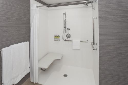 holiday inn express and suites long island east end