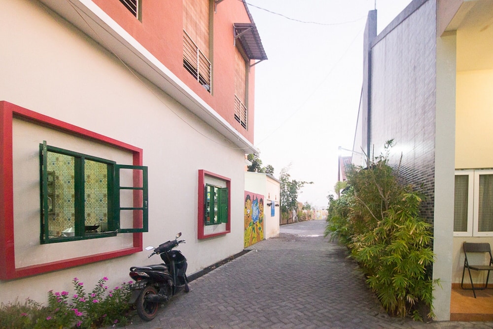 reddoorz plus syariah near alun alun sampang