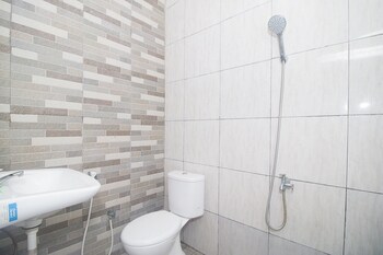 reddoorz plus syariah near alun alun sampang