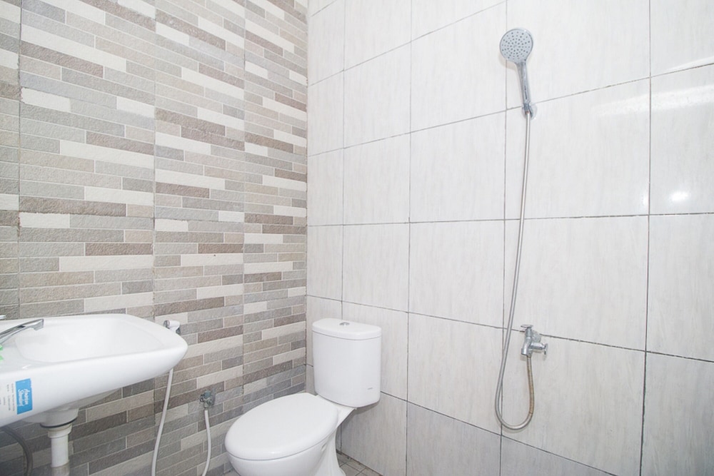 reddoorz plus syariah near alun alun sampang