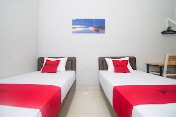 reddoorz plus syariah near alun alun sampang