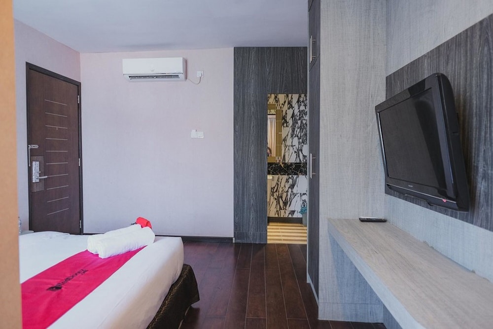 reddoorz plus near pantai coastarina 2