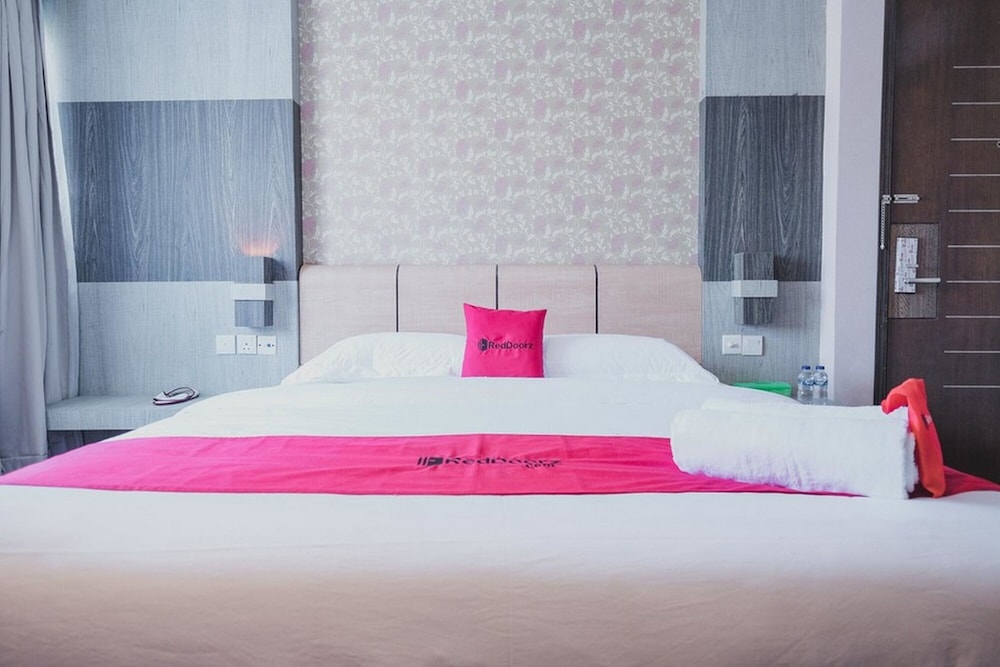 reddoorz plus near pantai coastarina 2