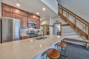 3302 sun meadows 2 br condo