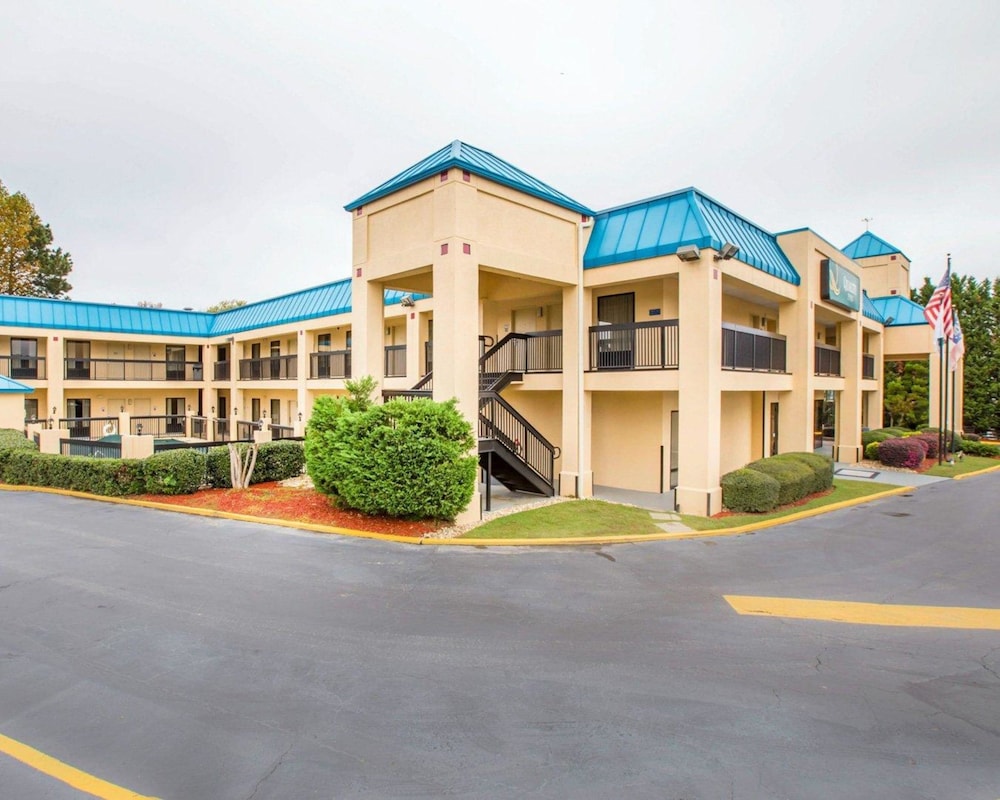 quality inn near six flags
