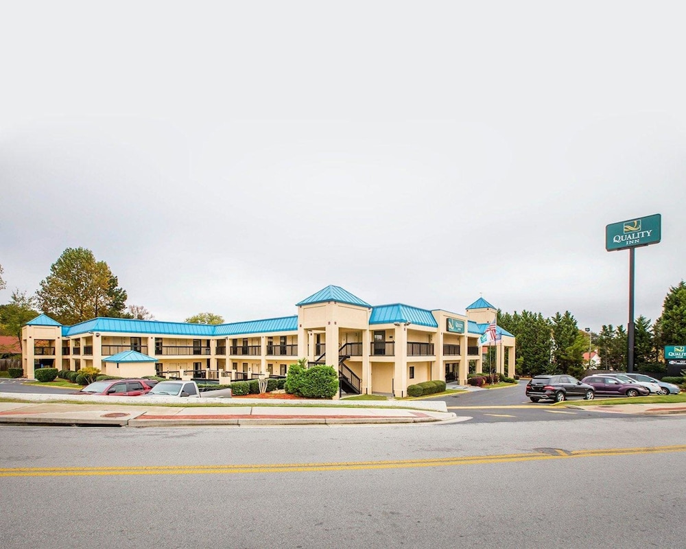 quality inn near six flags