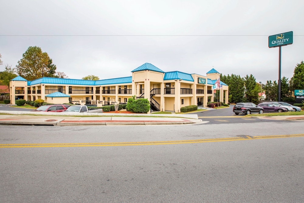quality inn near six flags