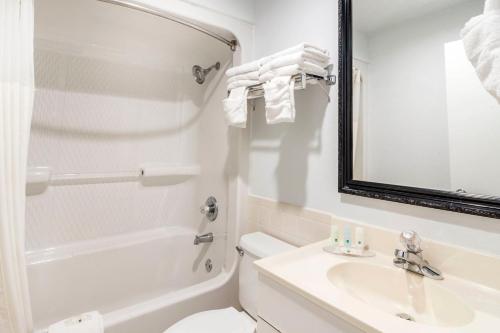 quality inn near six flags
