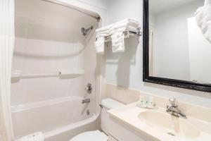 quality inn near six flags