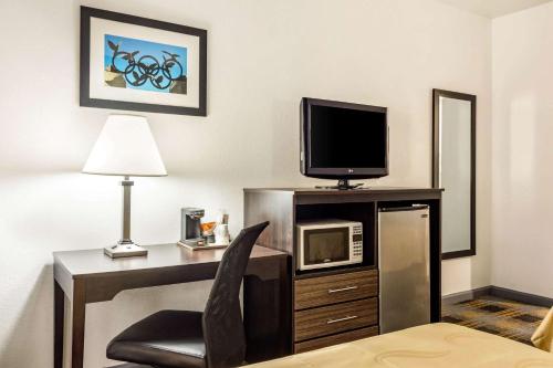 quality inn near six flags