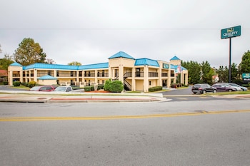 quality inn near six flags