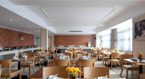 Vienna Hotel Anhui Huainan Shou County Jingrun Central City,,3 star