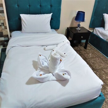 golden pyramids inn