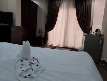 golden pyramids inn