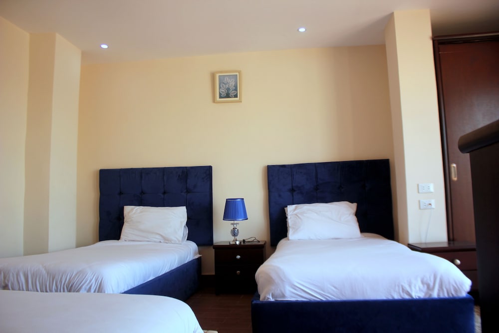 golden pyramids inn