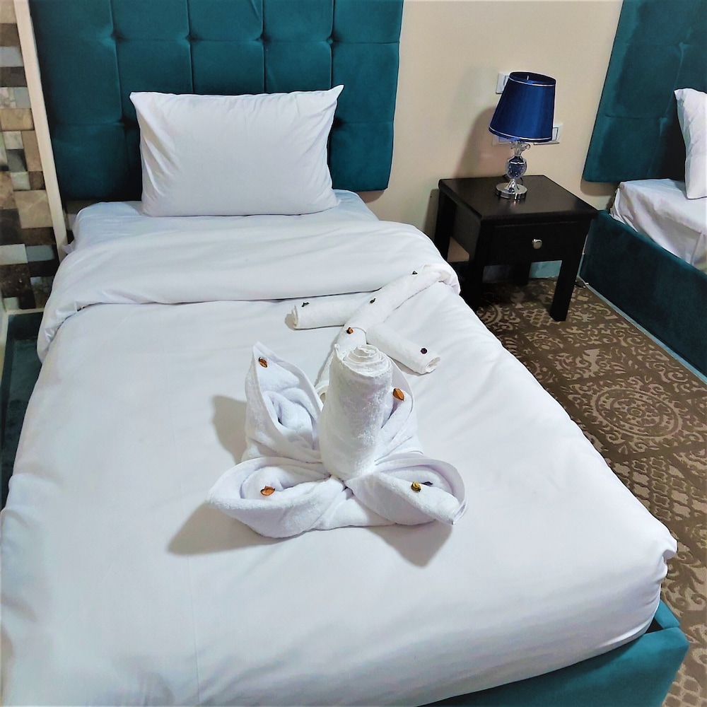 golden pyramids inn