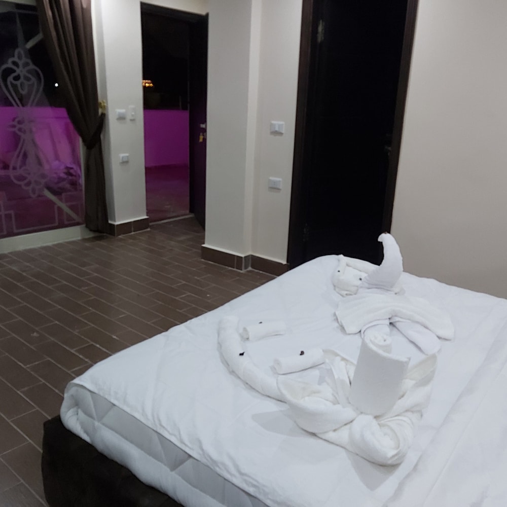 golden pyramids inn