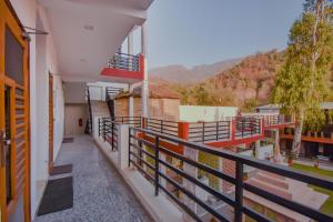 Yog1 Rishikesh,Krishan Kunj Lane, Last Ashram On Banks Of River Ganga, Yog1 Rd, Mayakund, Rishikesh, Uttarakhand 249201,4 star