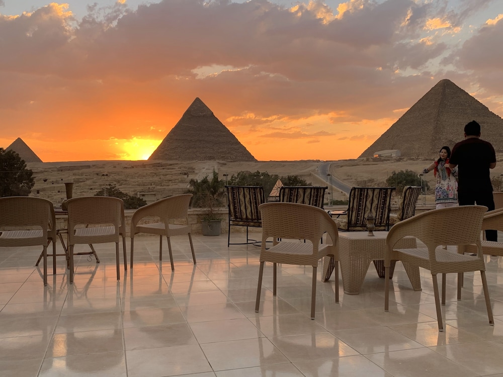 sahara pyramids inn