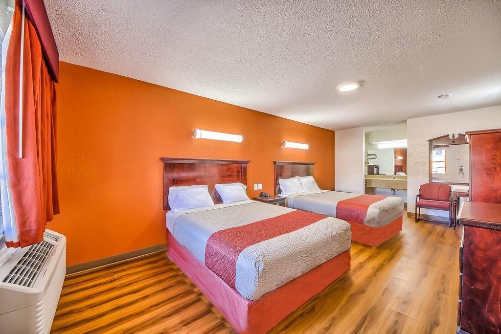 Hillcrest Inn & Suites,,2 star