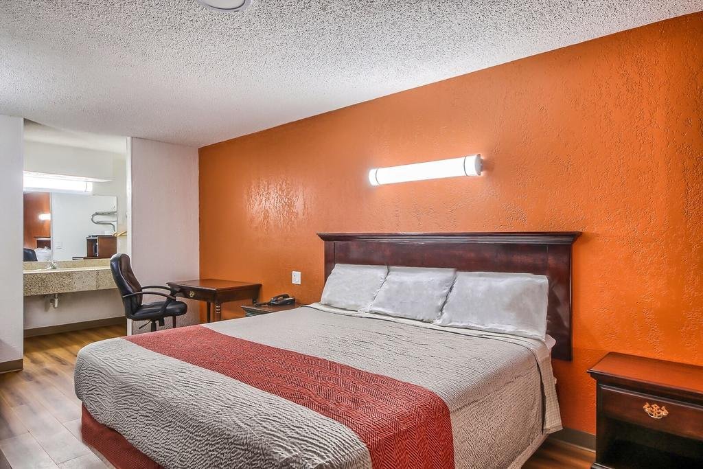 Hillcrest Inn & Suites,,2 star