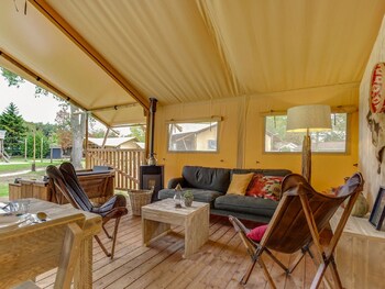 tent lodge with sanitary facilities at the bedafse bergen campsite
