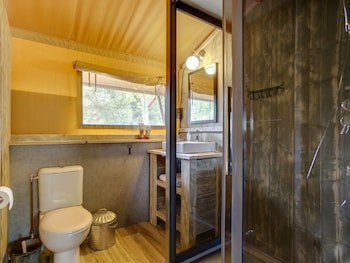 tent lodge with sanitary facilities at the bedafse bergen campsite