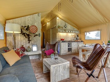 tent lodge with sanitary facilities at the bedafse bergen campsite
