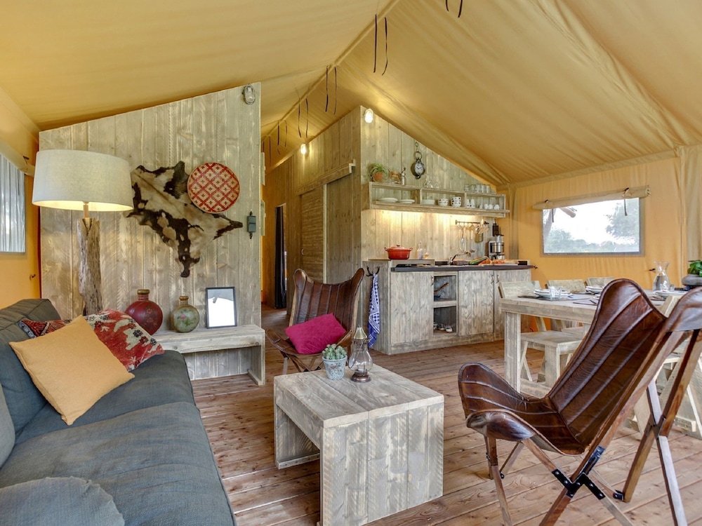 tent lodge with sanitary facilities at the bedafse bergen campsite