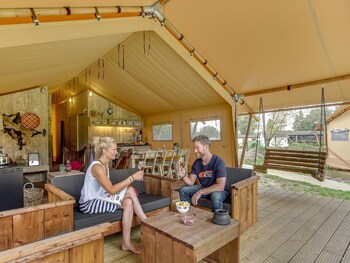 tent lodge with sanitary facilities at the bedafse bergen campsite