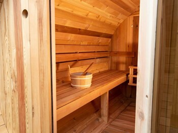 tent lodge with sanitary facilities at the bedafse bergen campsite