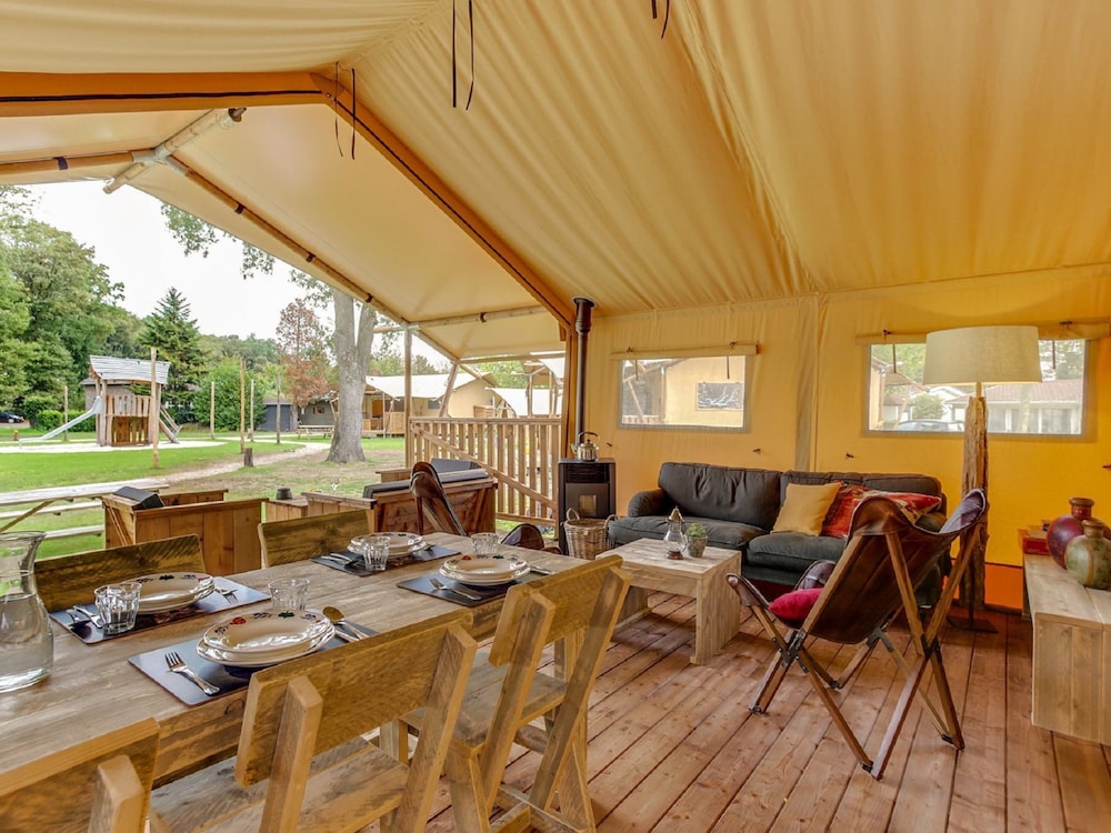 tent lodge with sanitary facilities at the bedafse bergen campsite