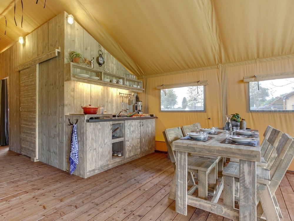 tent lodge with sanitary facilities at the bedafse bergen campsite