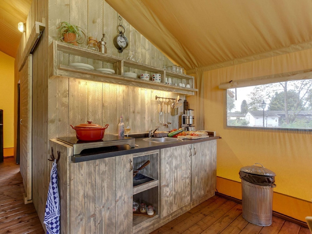 tent lodge with sanitary facilities at the bedafse bergen campsite