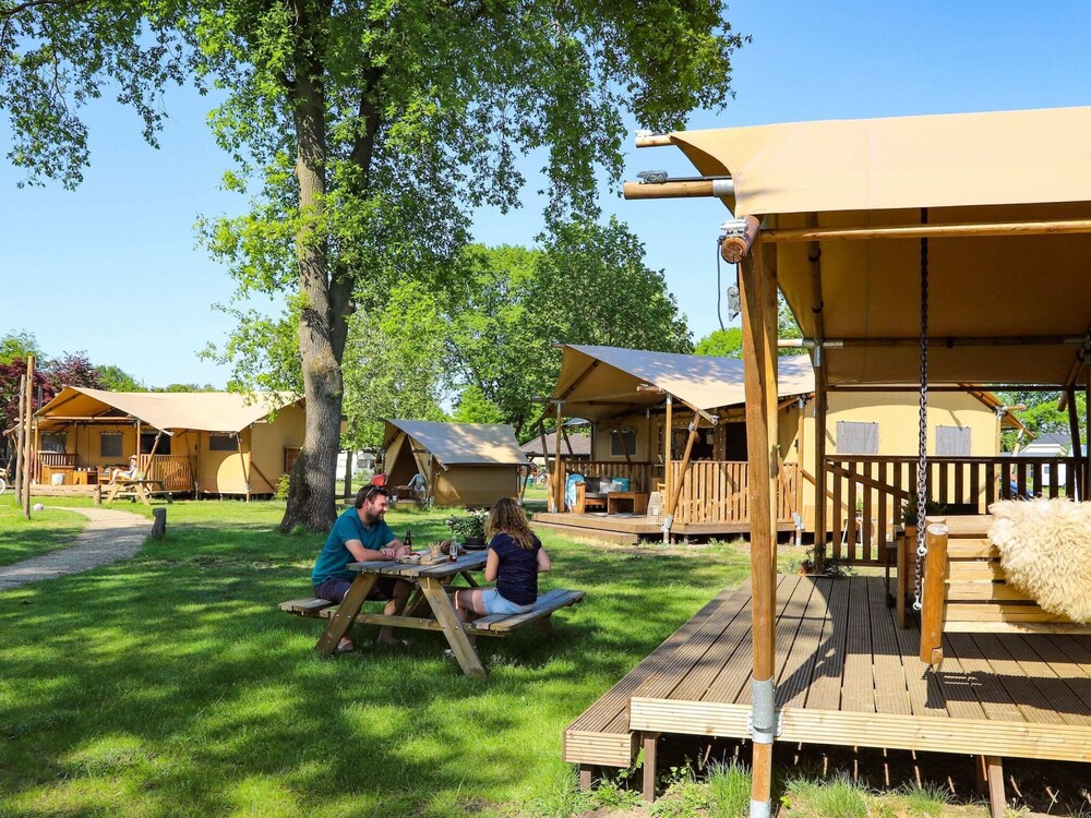 tent lodge with sanitary facilities at the bedafse bergen campsite
