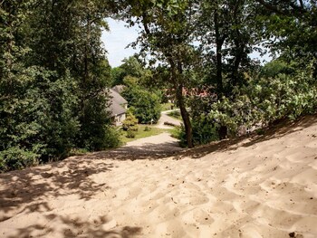tent lodge with sanitary facilities at the bedafse bergen campsite