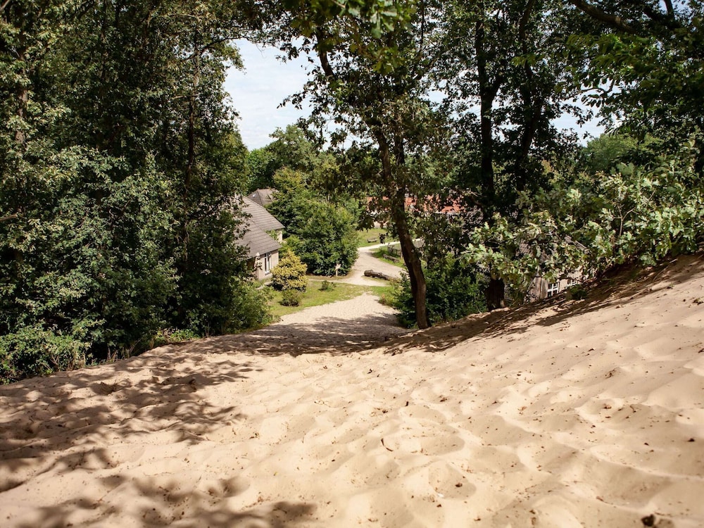 tent lodge with sanitary facilities at the bedafse bergen campsite