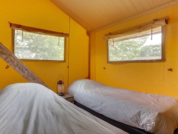 tent lodge with sanitary facilities at the bedafse bergen campsite