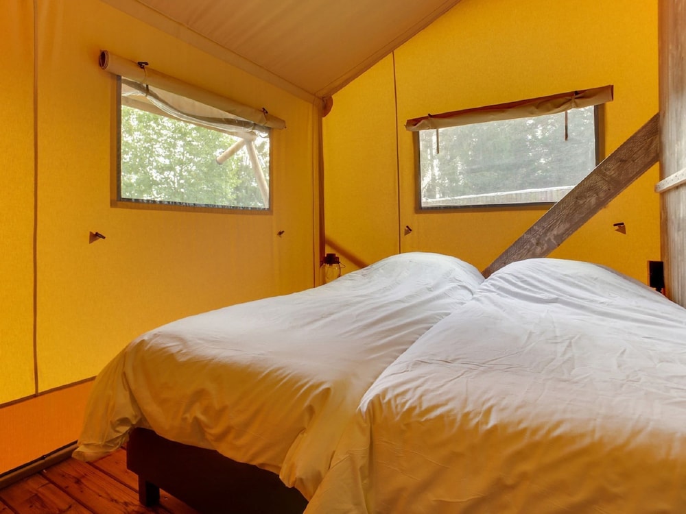tent lodge with sanitary facilities at the bedafse bergen campsite