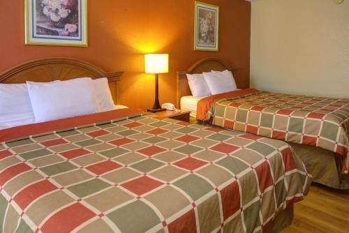 econo lodge sevierville pigeon forge on the river