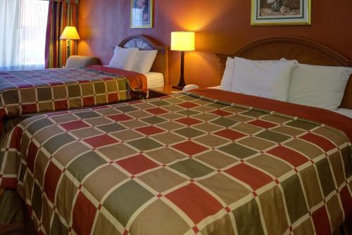 econo lodge sevierville pigeon forge on the river