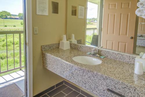 econo lodge sevierville pigeon forge on the river