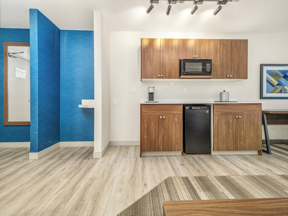 holiday inn express and suites medicine hat transcanada hwy 1