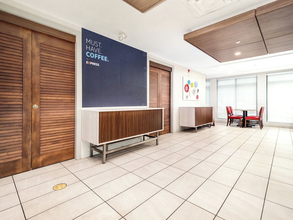 holiday inn express and suites medicine hat transcanada hwy 1